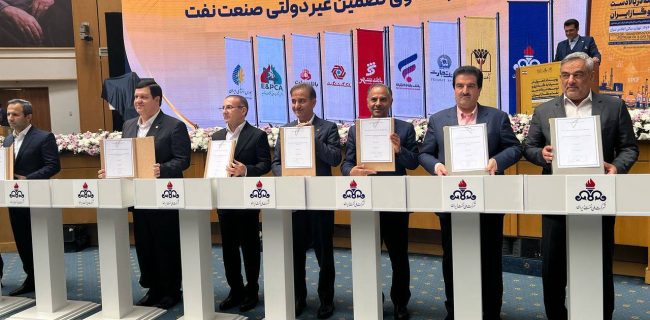 مشارکتنامه صندوق تضمین غیردولتی صنعت نفت با مشارکت بانک رفاه کارگران امضا شد مشارکتنامه صندوق تضمین غیردولتی صنعت نفت با مشارکت بانک رفاه کارگران امضا شد