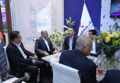 بازدید معاون وزیر اقتصاد از غرفه بانک رفاه کارگران در نمایشگاه الکامپ