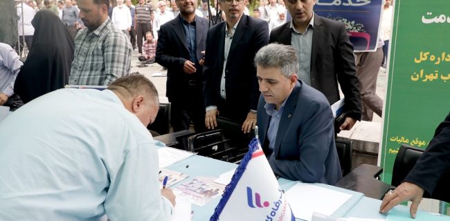 میز خدمت بانک رفاه کارگران در نماز جمعه تهران برپا شد